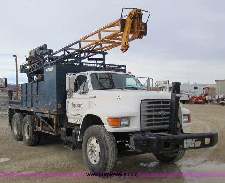 image for item 7522 1995 Ford FT900F truck with mobile drill