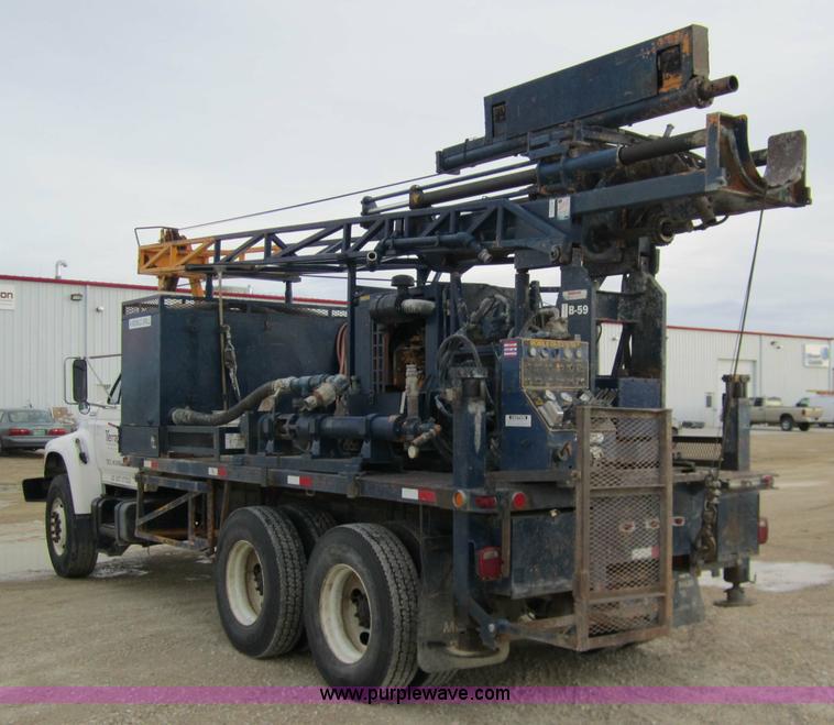 image for item 7522 1995 Ford FT900F truck with mobile drill