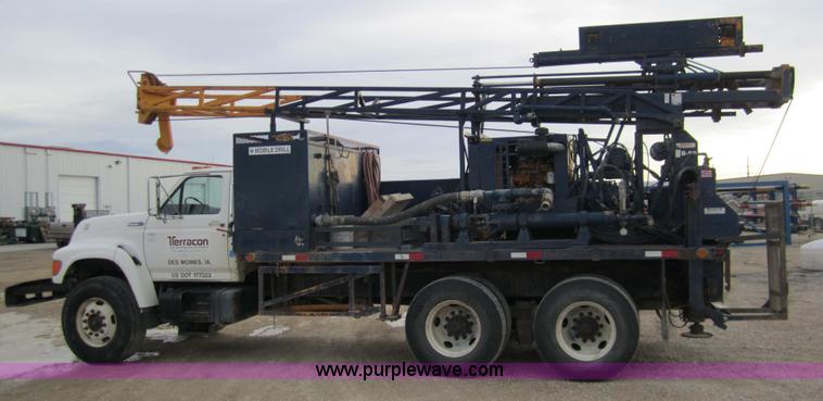 image for item 7522 1995 Ford FT900F truck with mobile drill