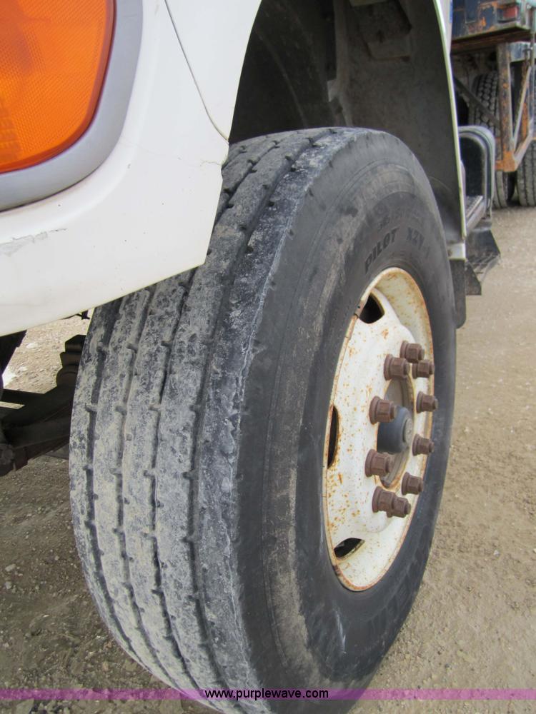 image for item 7522 1995 Ford FT900F truck with mobile drill