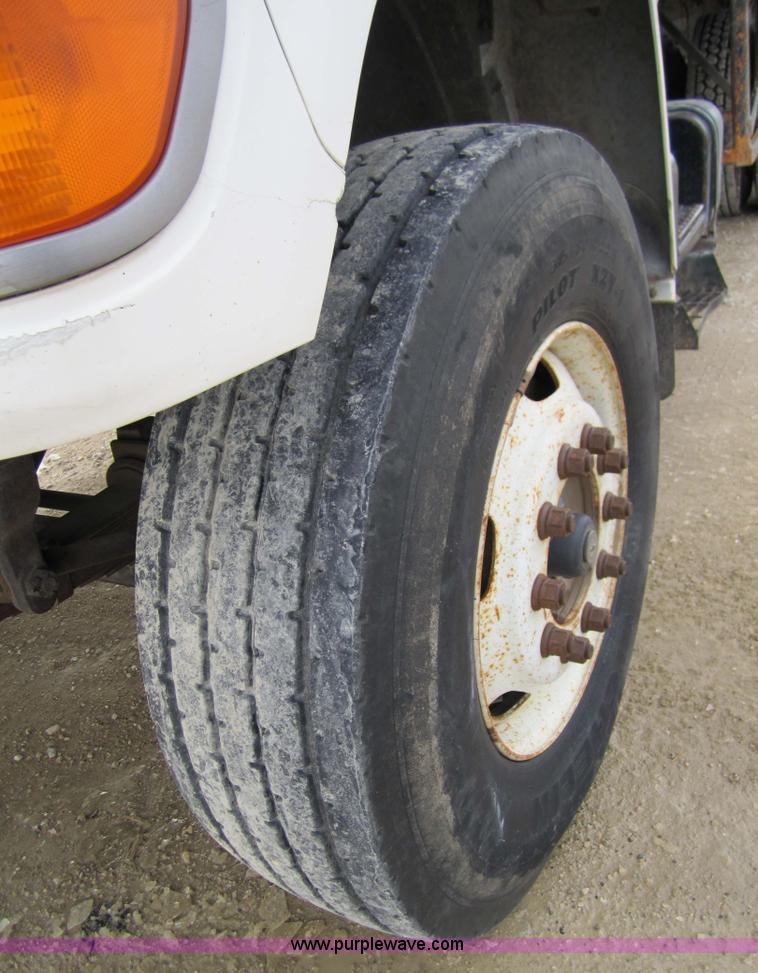 image for item 7522 1995 Ford FT900F truck with mobile drill