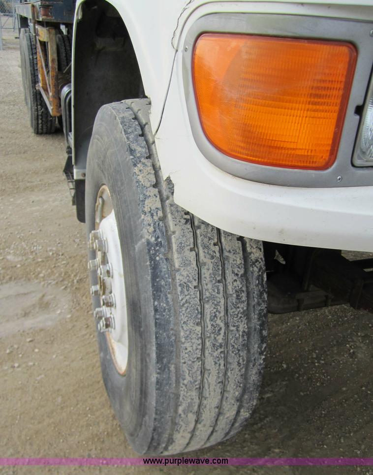 image for item 7522 1995 Ford FT900F truck with mobile drill