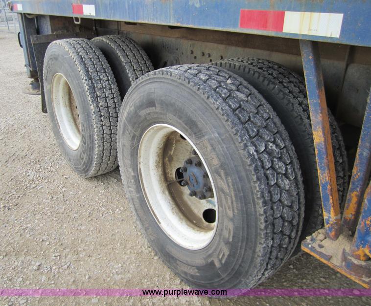 image for item 7522 1995 Ford FT900F truck with mobile drill