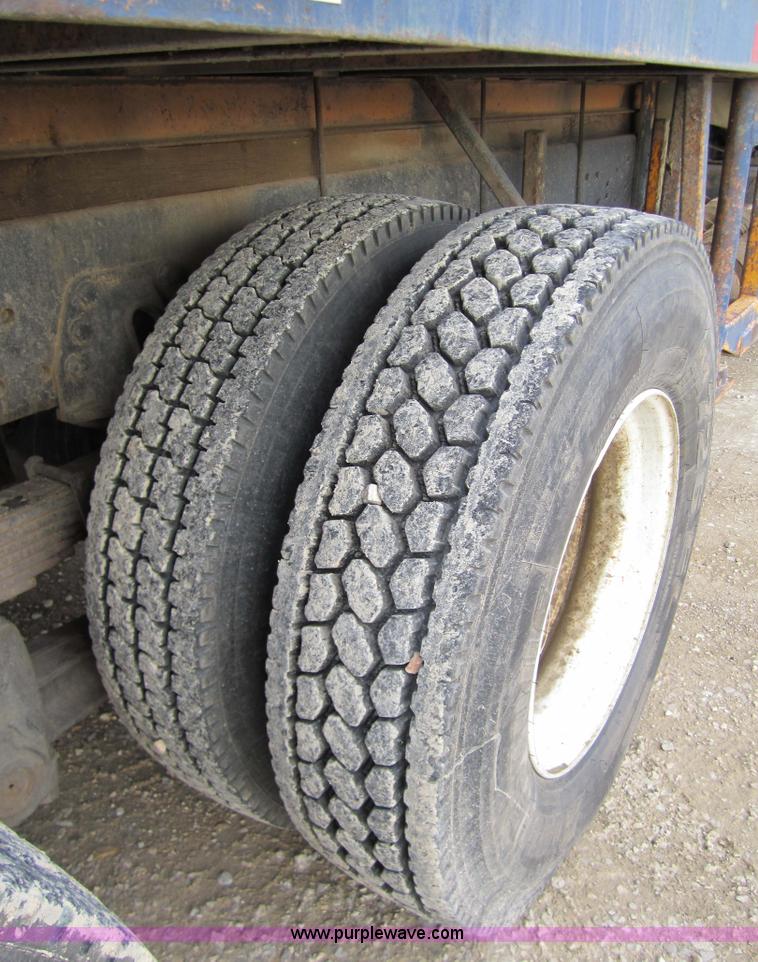 image for item 7522 1995 Ford FT900F truck with mobile drill