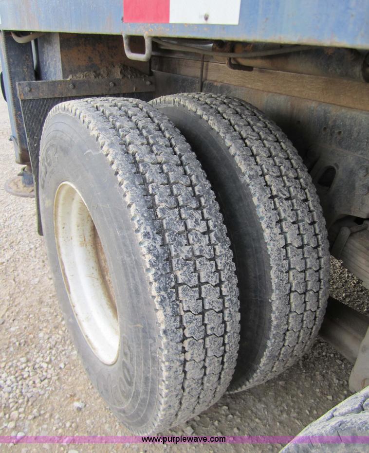 image for item 7522 1995 Ford FT900F truck with mobile drill