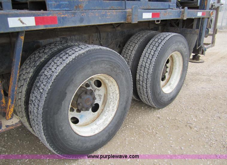 image for item 7522 1995 Ford FT900F truck with mobile drill