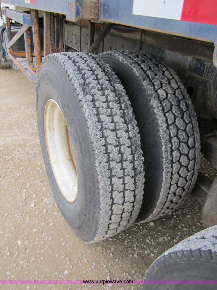 image for item 7522 1995 Ford FT900F truck with mobile drill