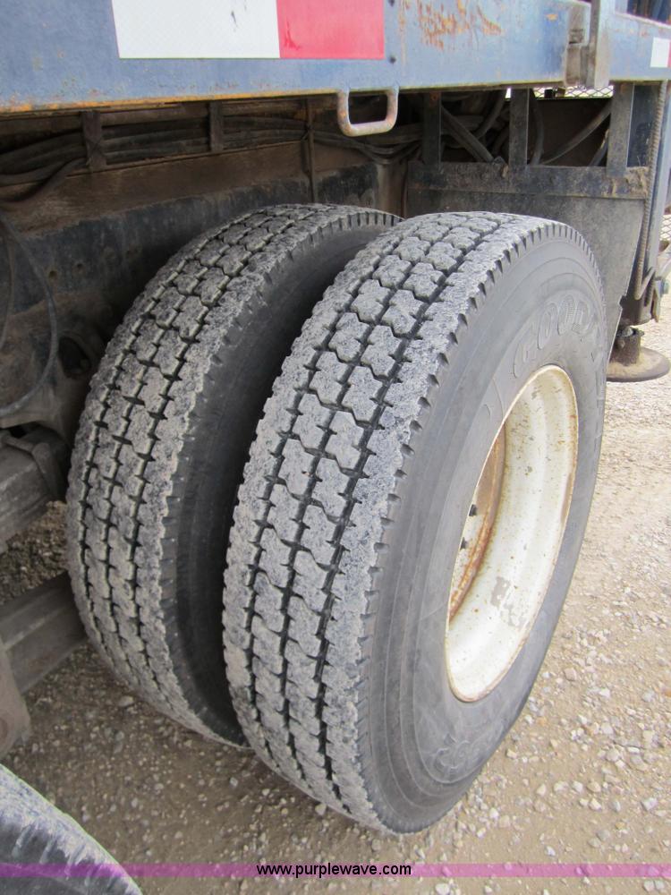 image for item 7522 1995 Ford FT900F truck with mobile drill