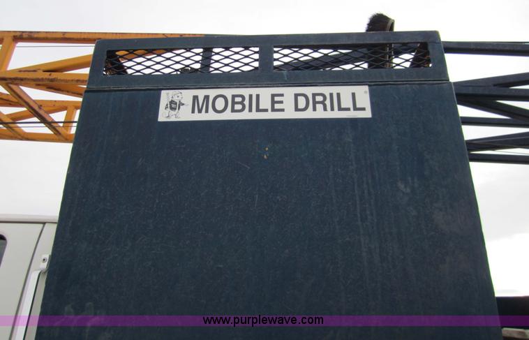 image for item 7522 1995 Ford FT900F truck with mobile drill