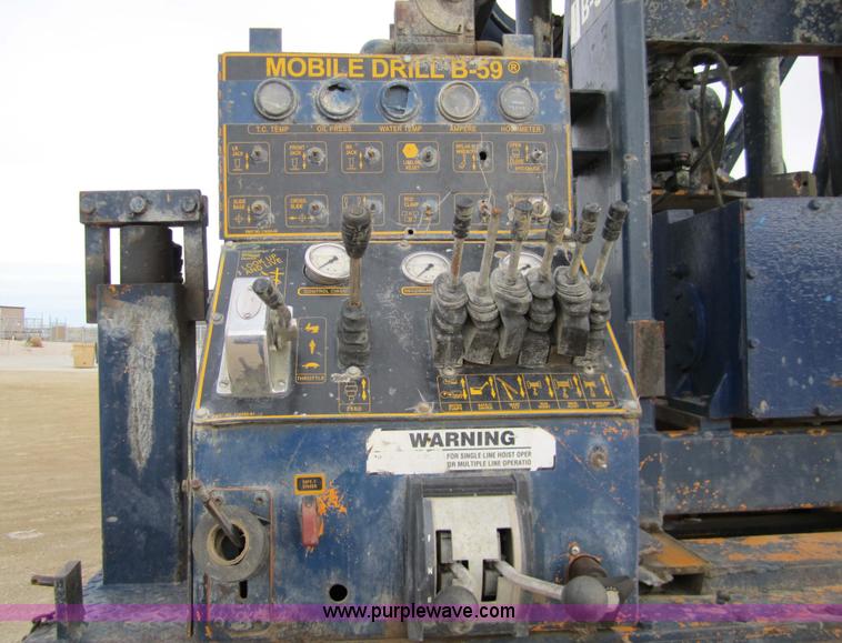 image for item 7522 1995 Ford FT900F truck with mobile drill