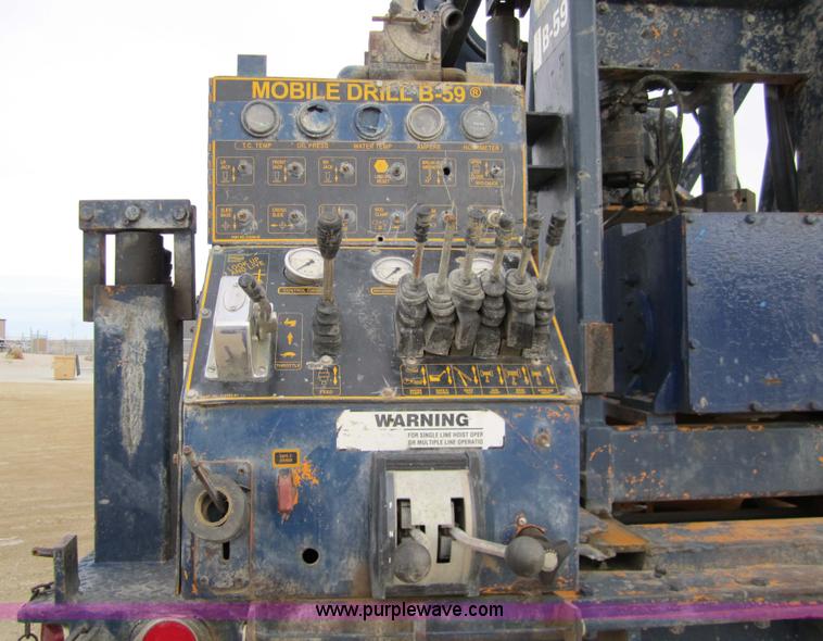 image for item 7522 1995 Ford FT900F truck with mobile drill