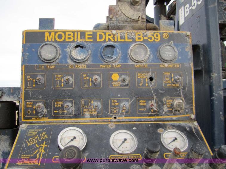 image for item 7522 1995 Ford FT900F truck with mobile drill