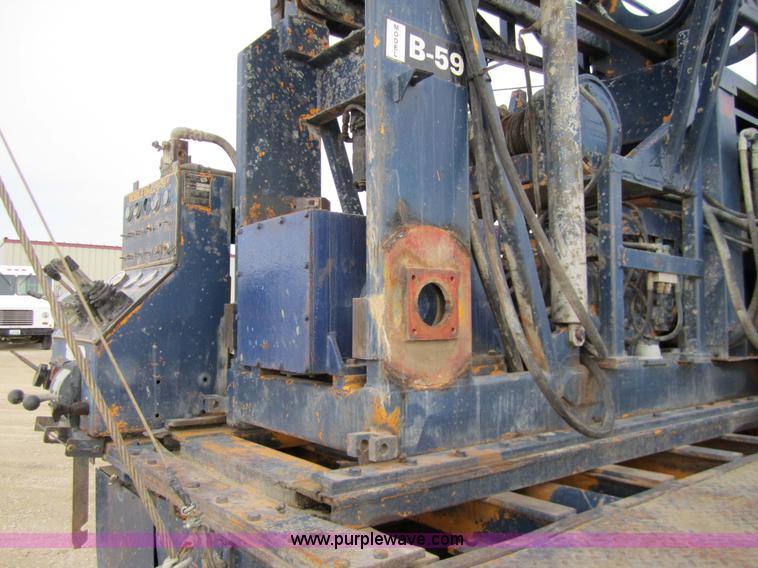 image for item 7522 1995 Ford FT900F truck with mobile drill