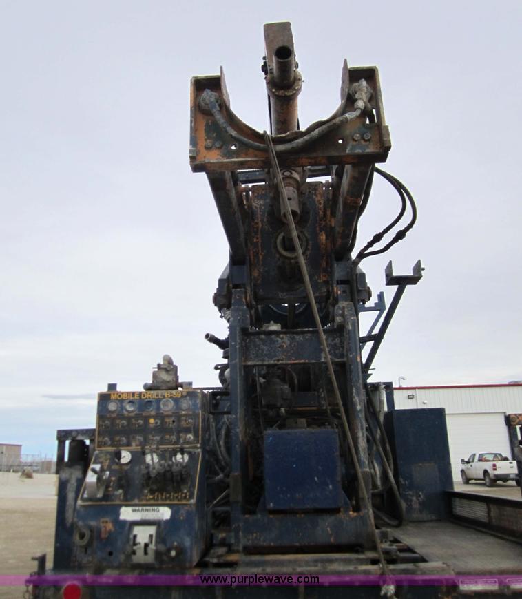 image for item 7522 1995 Ford FT900F truck with mobile drill