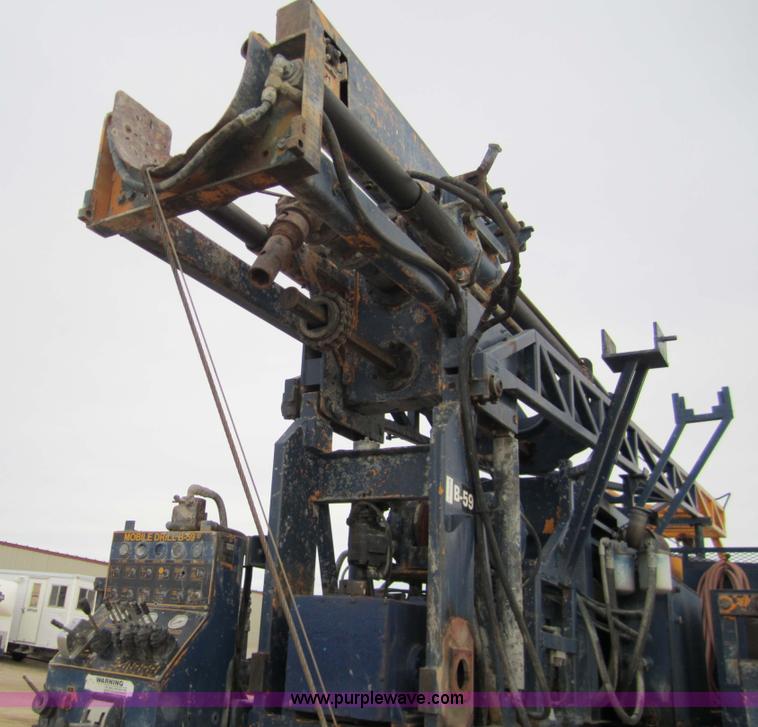 image for item 7522 1995 Ford FT900F truck with mobile drill