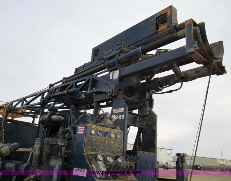 image for item 7522 1995 Ford FT900F truck with mobile drill