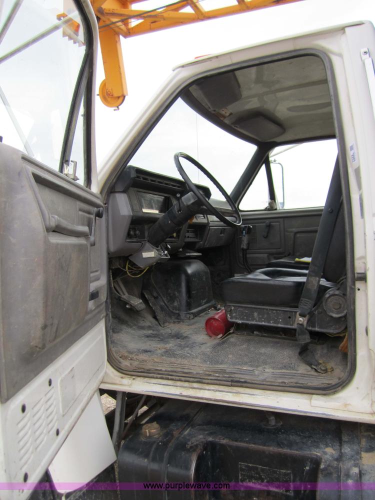 image for item 7522 1995 Ford FT900F truck with mobile drill