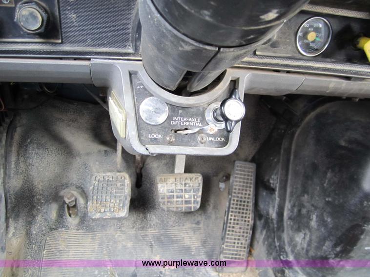 image for item 7522 1995 Ford FT900F truck with mobile drill