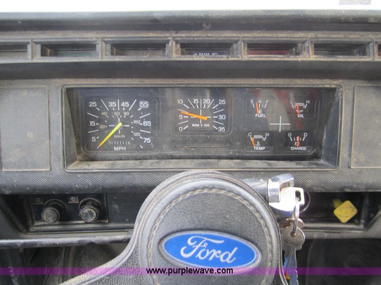 image for item 7522 1995 Ford FT900F truck with mobile drill