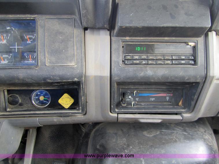 image for item 7522 1995 Ford FT900F truck with mobile drill