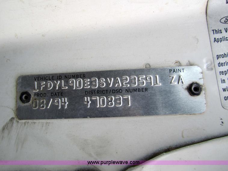 image for item 7522 1995 Ford FT900F truck with mobile drill