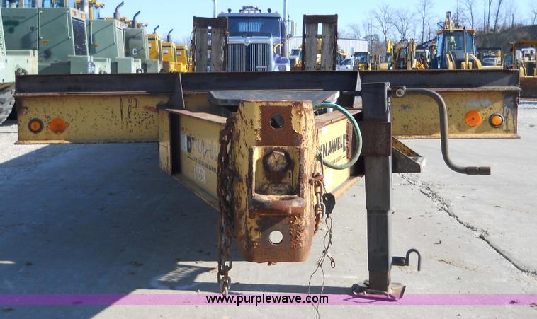 image for item 7768 1998 Dynaweld 30' flatbed trailer with dove-tail ramps