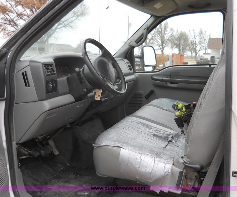 image for item 7769 2002 Ford F550 Super Duty flatbed truck