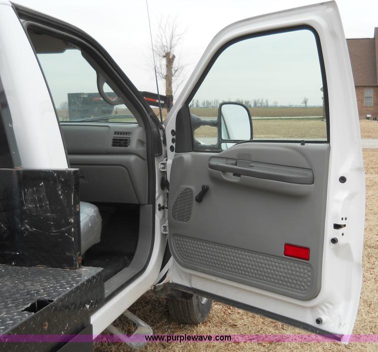 image for item 7769 2002 Ford F550 Super Duty flatbed truck