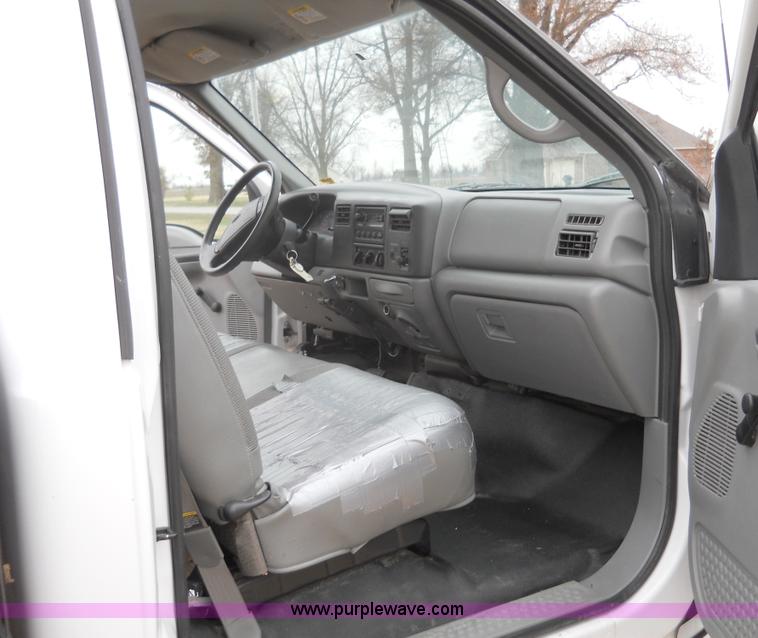 image for item 7769 2002 Ford F550 Super Duty flatbed truck