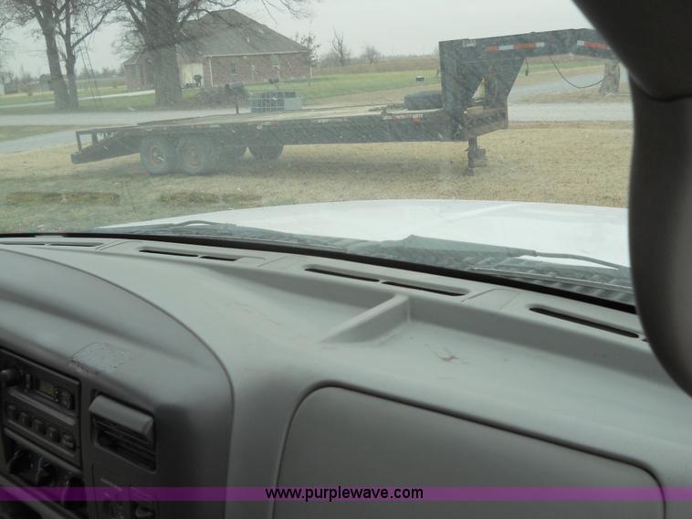 image for item 7769 2002 Ford F550 Super Duty flatbed truck