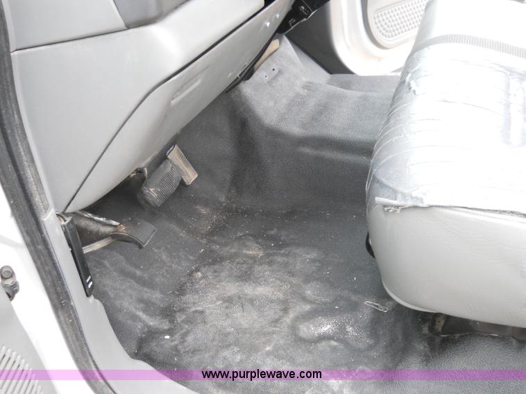 image for item 7769 2002 Ford F550 Super Duty flatbed truck