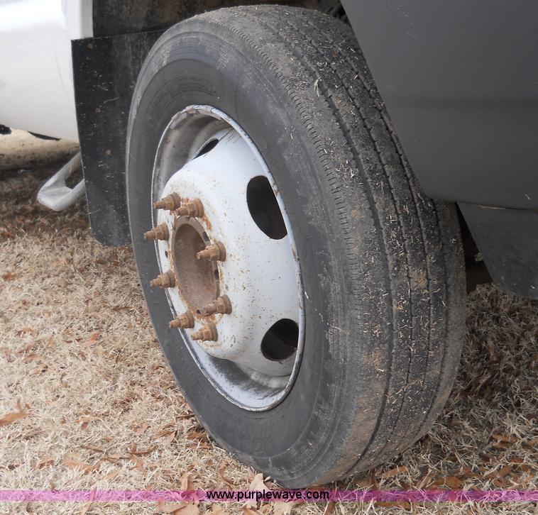 image for item 7769 2002 Ford F550 Super Duty flatbed truck