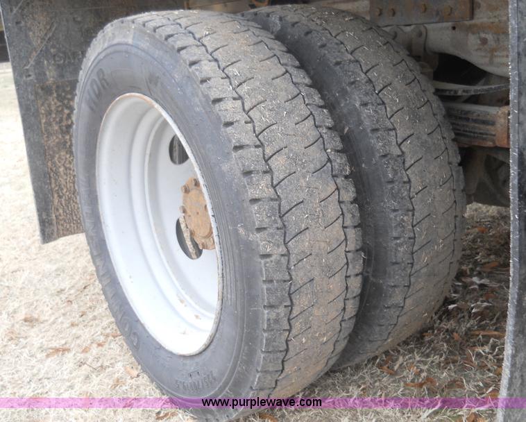 image for item 7769 2002 Ford F550 Super Duty flatbed truck