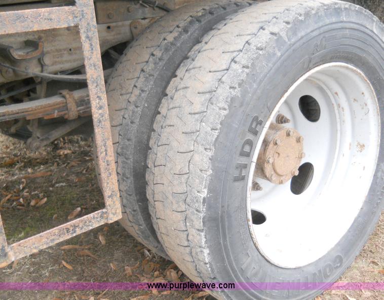 image for item 7769 2002 Ford F550 Super Duty flatbed truck