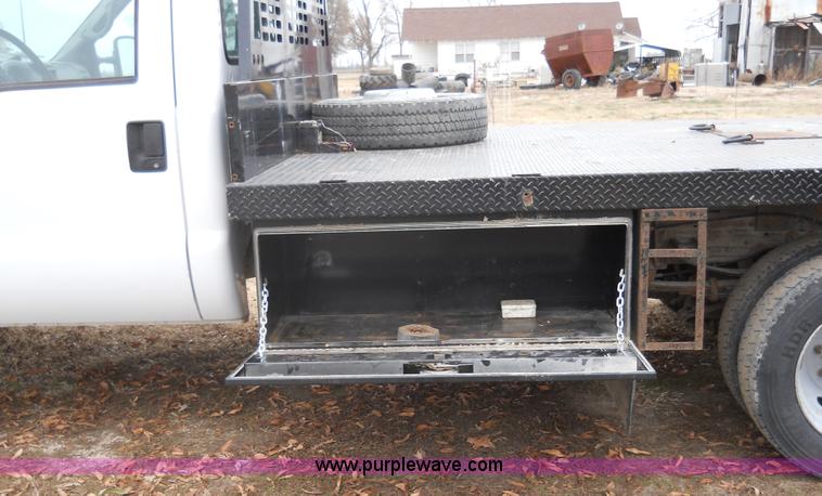 image for item 7769 2002 Ford F550 Super Duty flatbed truck