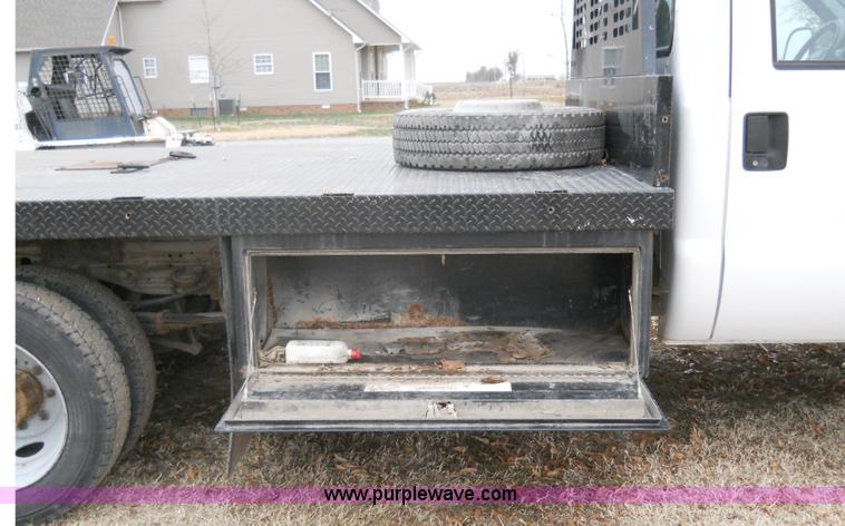 image for item 7769 2002 Ford F550 Super Duty flatbed truck