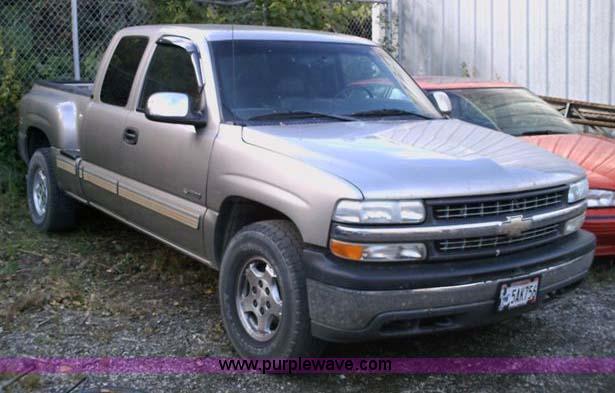 image for item 1001 2001 Chevrolet Silverado K1500 Z71 extended cab pick up