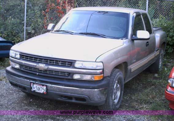 image for item 1001 2001 Chevrolet Silverado K1500 Z71 extended cab pick up