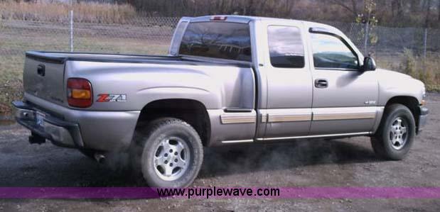 image for item 1001 2001 Chevrolet Silverado K1500 Z71 extended cab pick up