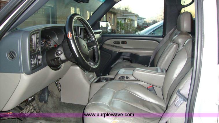 image for item 1005 2002 Chevrolet K2500 Suburban