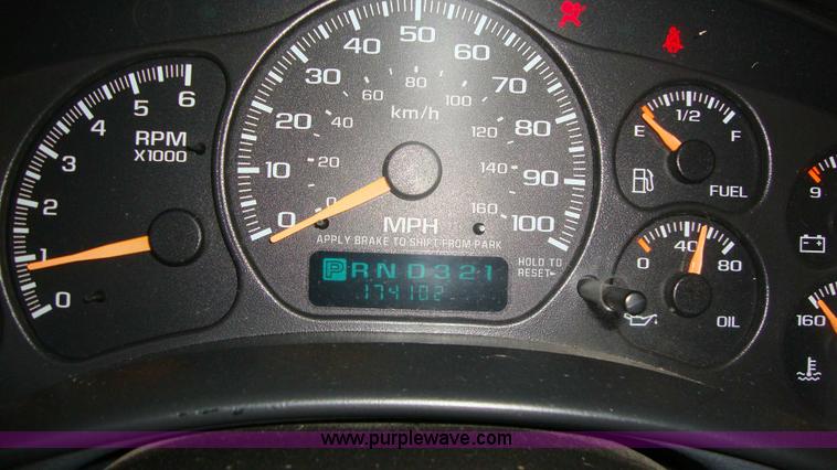 image for item 1005 2002 Chevrolet K2500 Suburban