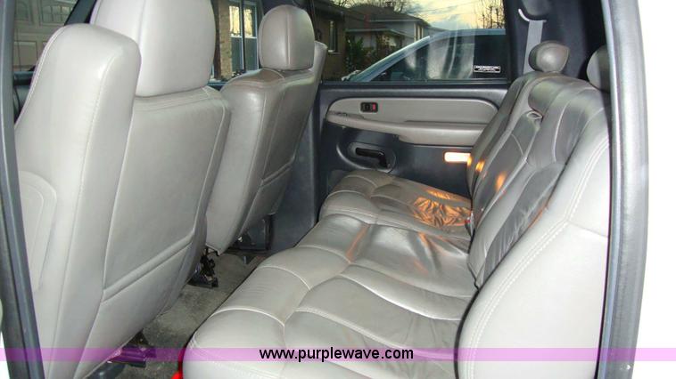 image for item 1005 2002 Chevrolet K2500 Suburban