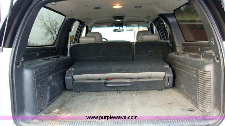 image for item 1005 2002 Chevrolet K2500 Suburban