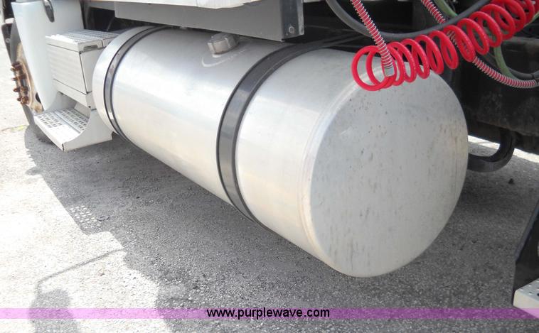 image for item 1200 2003 Freightliner Columbia 120 semi truck