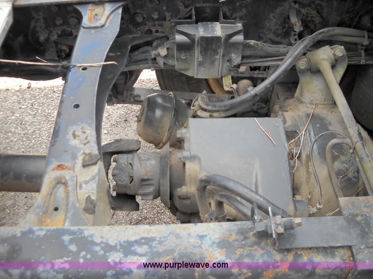 image for item 1200 2003 Freightliner Columbia 120 semi truck