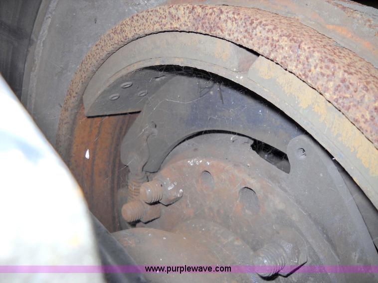 image for item 1200 2003 Freightliner Columbia 120 semi truck