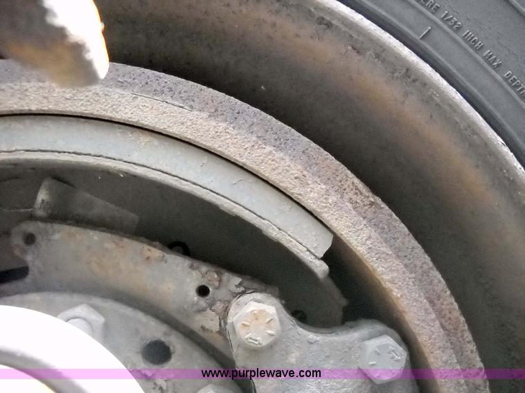 image for item 1200 2003 Freightliner Columbia 120 semi truck