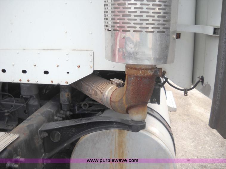 image for item 1200 2003 Freightliner Columbia 120 semi truck