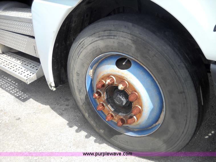 image for item 1200 2003 Freightliner Columbia 120 semi truck