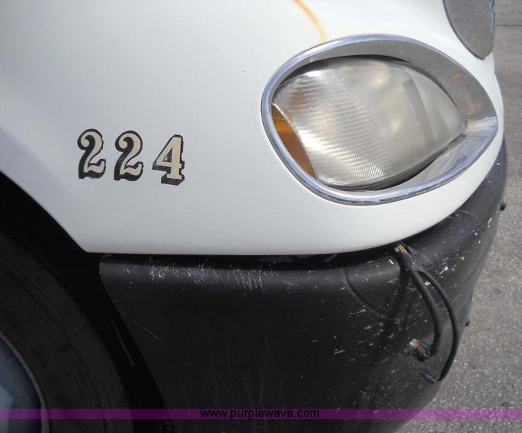 image for item 1200 2003 Freightliner Columbia 120 semi truck